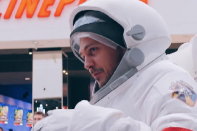 Miloš Biković kao kosmonaut u odelu