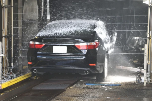 MAŠINA ZA PRANJE AUTOMOBILA UBILA MUŠTERIJU: Vrištao dok mu nije stalo srce, svi bespomoćno posmatrali užasnu scenu