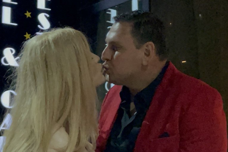 Deniz Dejm i Taki Marinković poljubac