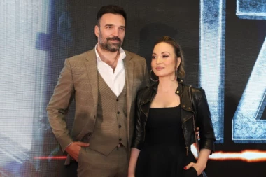 "NE ZNAM DA LI ĆE ME PUSTITI ŽENA" Ivan Bosiljčić i Jelena Tomašević se "pokačili" pred kamerama, pevačica ne pušta glumca nigde! (VIDEO)