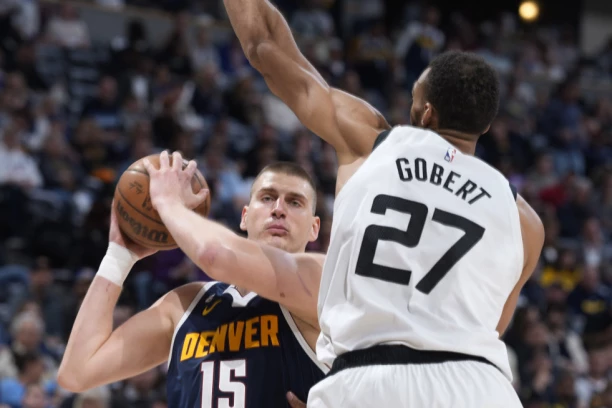 SRAMOTA! Jokića BIJU BEZ MILOSTI, sudije ĆUTE! (VIDEO)