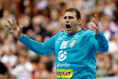 MUK U HALI! Srbin NAPRAVIO HAOS: Poslao dva igrača u BOLNICU, jedan pao u NESVEST! (VIDEO)