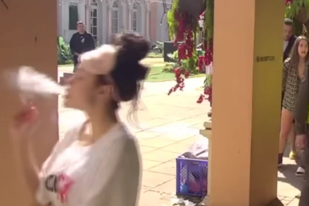 SMIRENA I RELAKSIRANA! Dok se Zvezdan i Anđela TUKU, Maja kao prava GOSPOĐETINA! (VIDEO)