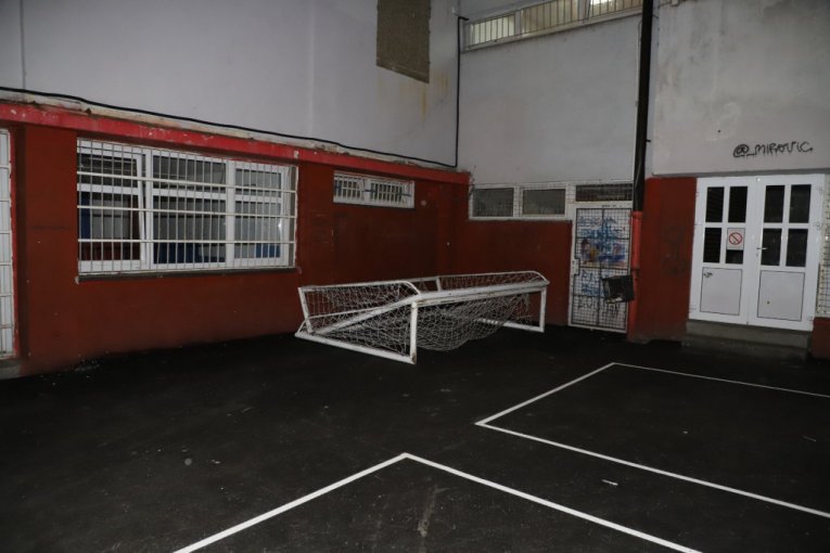 Pao gol u dvorištu škole