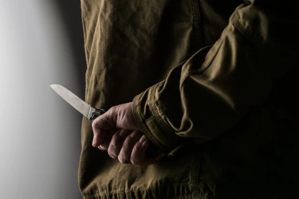 SUKOBIO SE SA OŠTEĆENIM, PROBAO DA GA IZBODE, PA MU IZBUŠIO GUME? Policija muškarcu nakon drame na Novom Beogradu odredila zadržavanje, pregledan od strane psihijatra