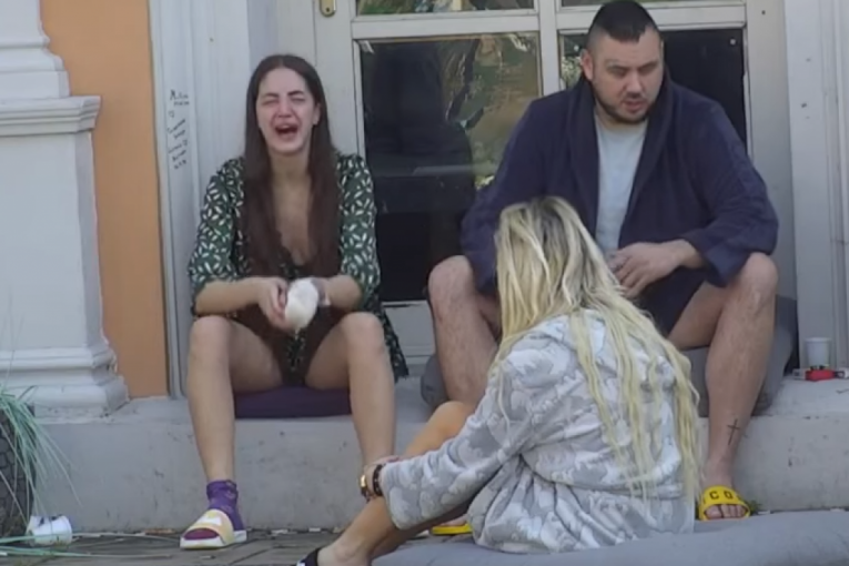 Anđela urla na sav glas