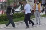 SRAMOTA! Išutirao i pesničio čoveka nasred ulice u Novom Sadu! Niko ni prstom nije mrdnuo izuzev JEDNE BAKE! (VIDEO)