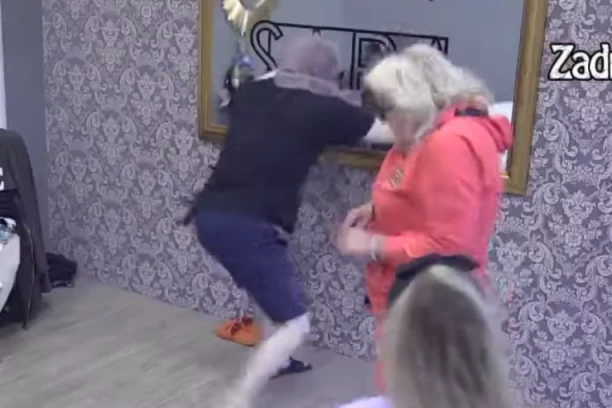 UZNEMIRUJUĆE SCENE U ZADRUZI! Zvezdan se zaleteo na ogledalo, pa OLUPAO GLAVU o staklo! (VIDEO)