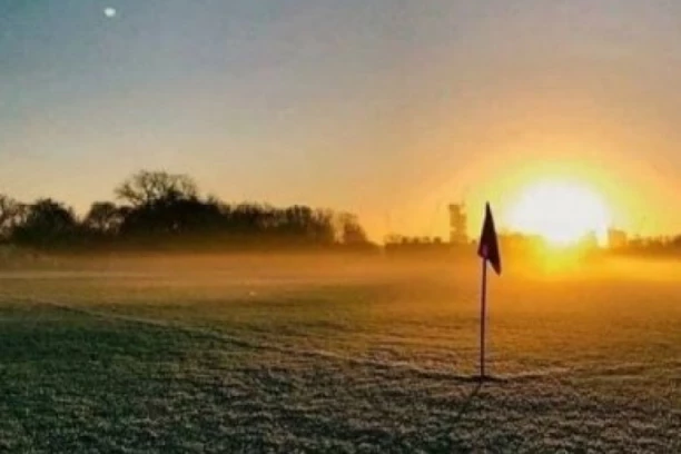 SUNCE SE RAĐA IZNAD MRAMORKA: Iz Deliblata se vidi baraž - Proleter traži trijumf i osluškuje dešavanja u velikom derbiju!