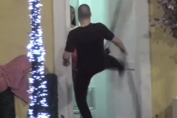 ZVEZDAN OKUPAO ANĐELU! Bivša ljubavnica zadrhtala od STRAHA, sakrila se u toalet, robijaš RAZVALIO VRATA! Uznemirujuće scene! (VIDEO)