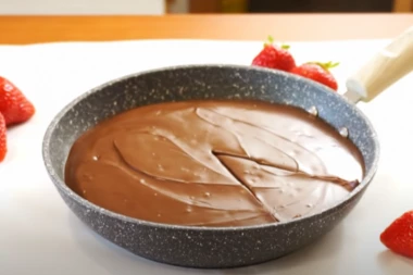 ČOKOLADNI KOLAČ IZ TIGANJA SPREMAN ZA 10 MINUTA: Sve pomešate i ispečete - Brzo i lako!