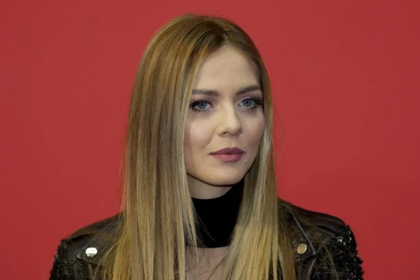 INTIMNA PROSLAVA ROĐENDANA NINE JANKOVIĆ: Lepa glumica izvela supruga u grad, niko ne skida pogled sa nje! (FOTO)