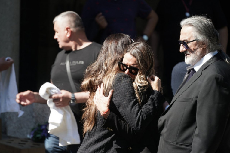 ДРАМА НА НОВОМ ГРОБЉУ! Одржан помен Видоју Ристовићу: Од Николине ни трага, Миша Гроф неутешан