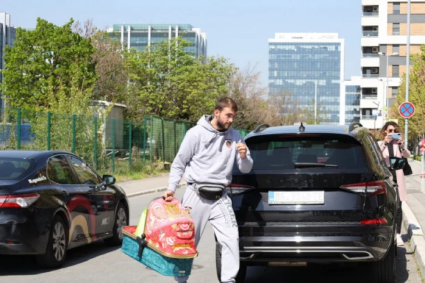 VELJKO RAŽNATOVIĆ STIGAO PO NASLEDNIKA I ŽENU: Cecin sin sa kolevkom u ruci došao u porodilište! (FOTO)