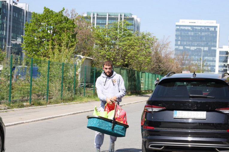 Veljko Ražnatović stigao u porodilište po Bogdanu i sina Krstana