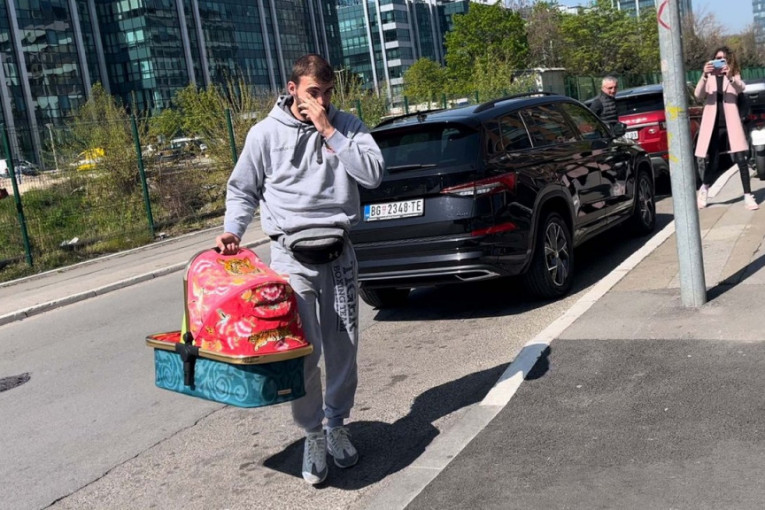 Veljko Ražnatović stigao u porodilište po Bogdanu i sina Krstana