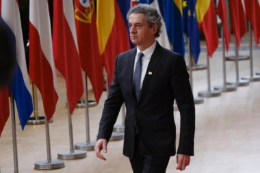 PREMIJER PODNOSI OSTAVKU ZBOG KORUPCIJE? Poslao dve sporne SMS poruke ministarki, sad ga građani gledaju "ispod oka"