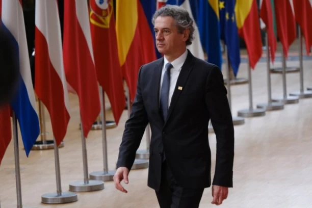 PREMIJER PODNOSI OSTAVKU ZBOG KORUPCIJE? Poslao dve sporne SMS poruke ministarki, sad ga građani gledaju "ispod oka"