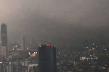 JEZIVE SCENE U ISTANBULU! U podne pao totalni mrak, prst pred okom se nije video! (VIDEO)