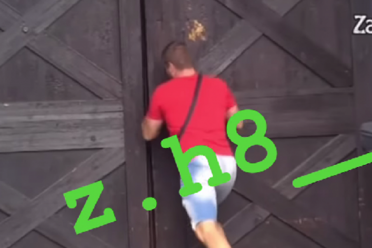 Petrući pokušava da razvali vrata
