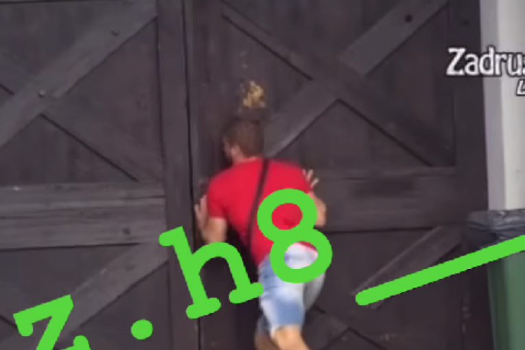 Petrući pokušava da razvali vrata