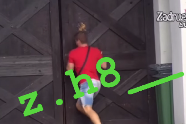 Petrući pokušava da razvali vrata