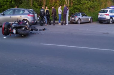 UŽASNA SAOBRAĆAJKA U ŽARKOVU: Automobil pokupio motocikl (FOTO)