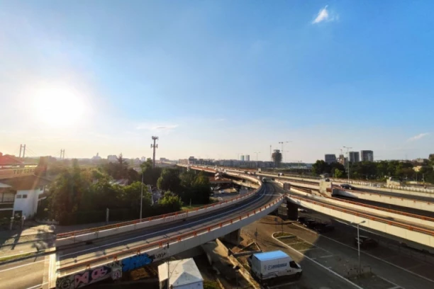 MIRNO JUTRO U BEOGRADU! Bez saobraćajnih gužvi u prestonici - vozila skoro da nema na glavnim ulicama! (FOTO)