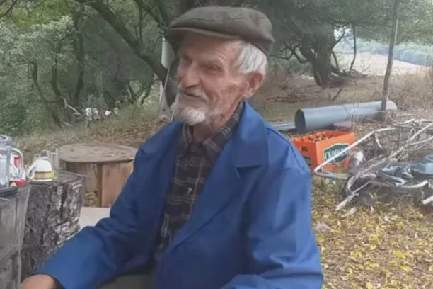 SATIMA TUKLI ŽENU I NJEGA, A ONDA JE USPEO DA ZGRABI PUŠKU: Deda Ljube upucao razbojnike koji su mu upali u kuću (VIDEO)