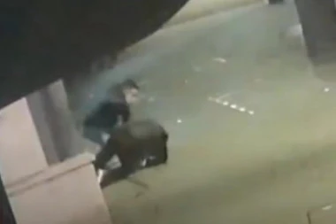 POLICIJA OBJAVILA JEZIV SNIMAK! POZNATI MILIONER UBIJEN OD BATINA! Pijani napadač mu presudio nasred ulice (VIDEO)