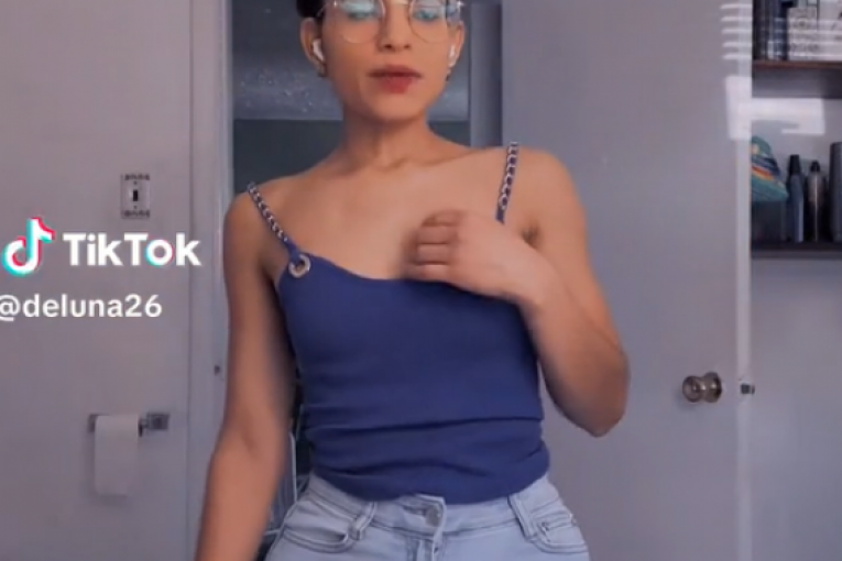 Devojka se snima za TikTok