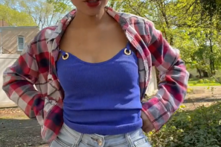 Devojka pokazuje razmak