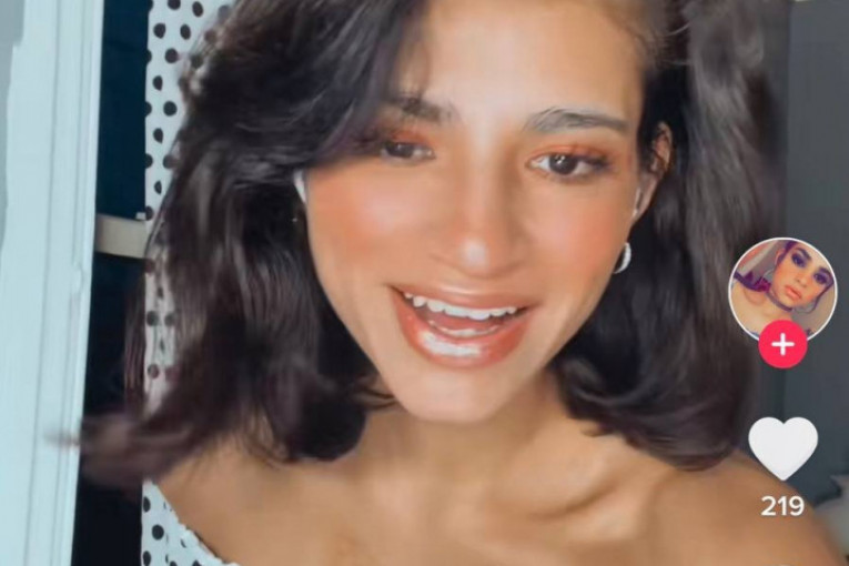 Devojka se snima kako peva za TikTok