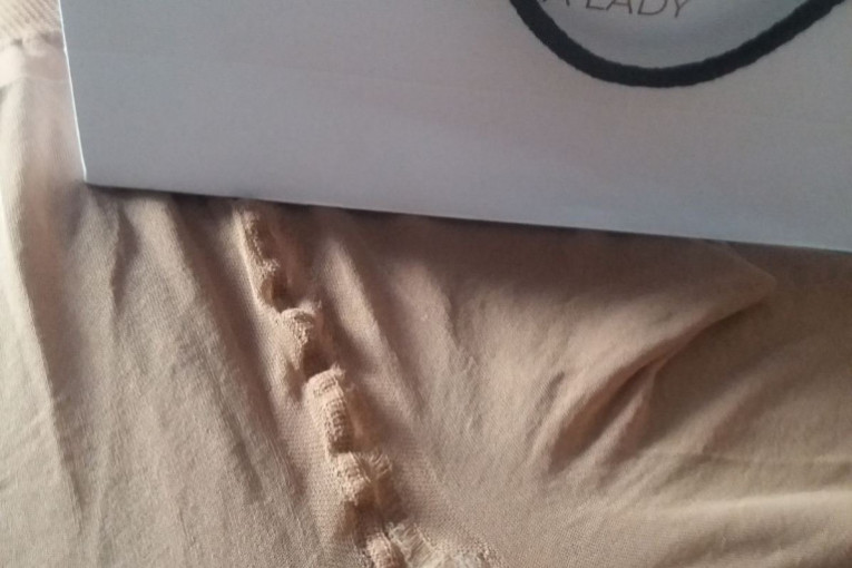 Lepa Brena, pocepane čarape