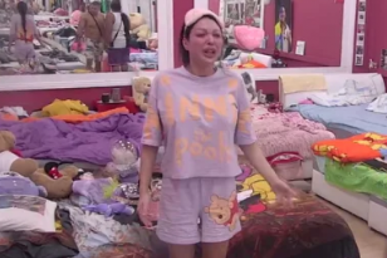 Maja divlja u spavaćoj sobi