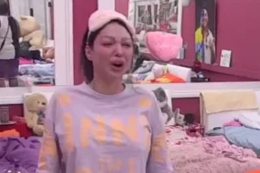 MAJA MARINKOVIĆ TRPI LINČ ZBOG ZVEZDANA: Zadrugari joj uništili sve stvari, demolirali njen krevet, pa je brutalno izvređali! (VIDEO)