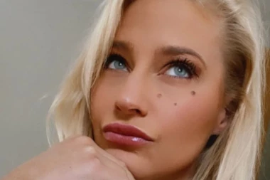 RAZUZDANA PROFESORKA OTKRILA KAKO ZARAĐUJE: Na ovaj način mušterijama uzme novac za samo pola sata! (FOTO)