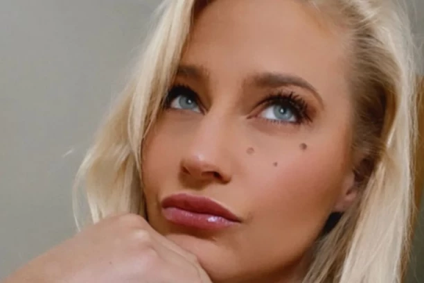 RAZUZDANA PROFESORKA OTKRILA KAKO ZARAĐUJE: Na ovaj način mušterijama uzme novac za samo pola sata! (FOTO)