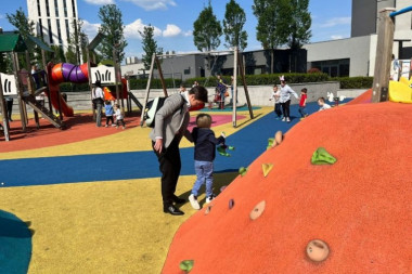 KAO SAV OBIČAN SVET: Premijerka sa sinom uživa u sunčanom danu na igralištu! (FOTO)