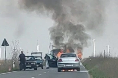 POGLEDAJTE JEZIVI SNIMAK: Zapalio se automobil u pokretu kod Opova (VIDEO)