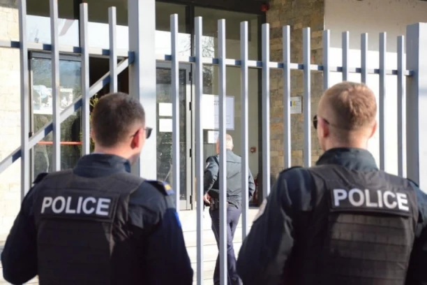 OTVORENI KONTEJNERI ZA GLASANJE NA SEVERU KOSOVA: Ulice prazne, prisutna policija i KFOR
