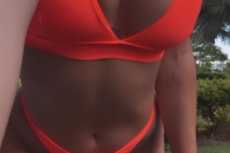  Teodora Džehverović pokazuje atribute