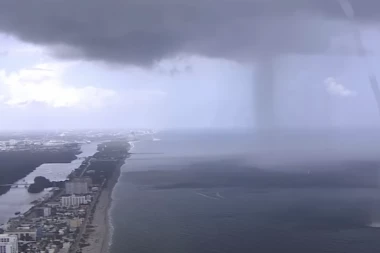 TORNADO STIGAO S OKEANA I UDARIO NA HOLIVUD: Panika na plaži kod Majamija dok vodena pijavica ide pravo ka njima (FOTO, VIDEO)