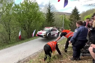 TUČA NASRED RELI STAZE: Automobil proleteo tik pored aktera incidenta - policija jedva sklonila ljude s puta (VIDEO)