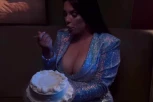 SEKA ZABOLA VILJUŠKU U TORTU I POČELA DA JEDE! Pevačica proslavlja rođendan, pa pokazala kako je sebe častila! (VIDEO)
