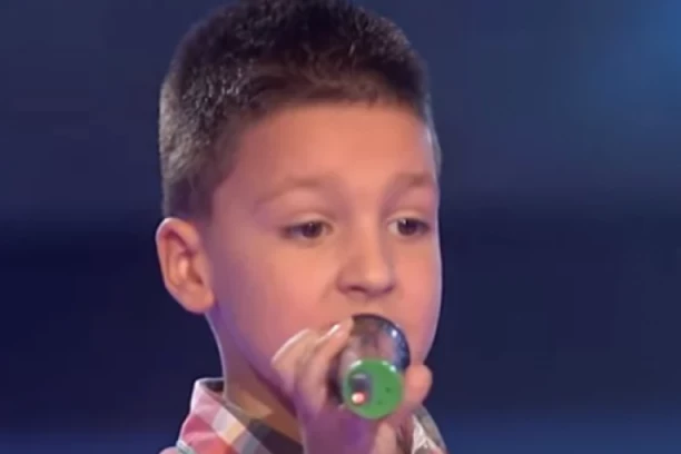 MALI PAVLE VIŠE NIJE MALI! Bio je MILJENIK regiona pre 7 godina, a evo kako sada izgleda, raznežio SVE na sceni! (FOTO)