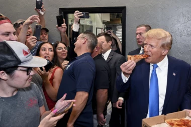 POTPUNI HAOS NA FLORIDI! TRAMP DELIO BESPLATNU PICU: Pristalice pitao da li žele i parče koje je on grizao, a onda ŠOK (FOTO, VIDEO)