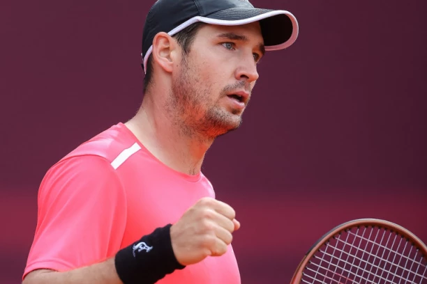 DUŠAN SILNI! Surovi Srbin za SAT VREMENA OTRESAO poznatog rivala!