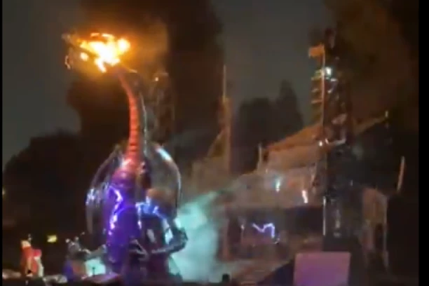 POŽAR U DIZNILENDU U LOS ANĐELESU! Zapalio se zmaj koji bljuje vatru! POSETIOCI U PANICI VRIŠTALI I BEŽALI GLAVOM BEZ OBZIRA! (VIDEO)