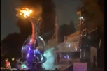 POŽAR U DIZNILENDU U LOS ANĐELESU! Zapalio se zmaj koji bljuje vatru! POSETIOCI U PANICI VRIŠTALI I BEŽALI GLAVOM BEZ OBZIRA! (VIDEO)
